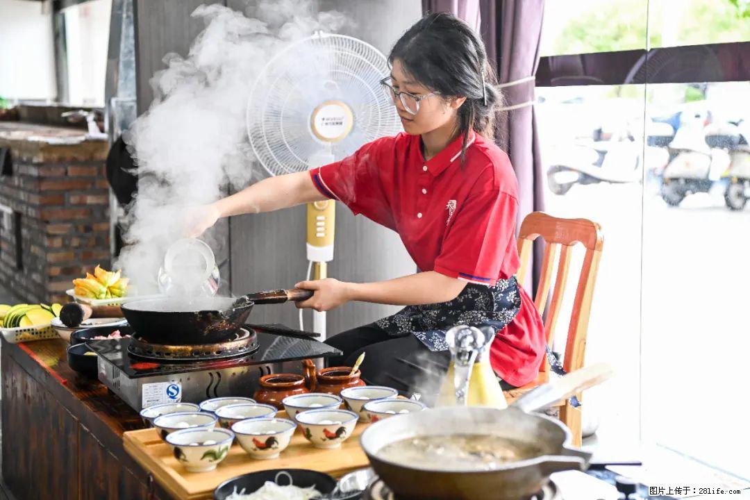 全网追的“扁担女孩”，找了一份暑假工，时薪12元 - 内江生活资讯 - 内江28生活网 scnj.28life.net